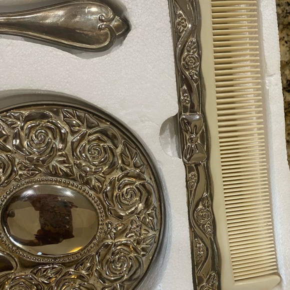 Vintage Victorian Silver Ornate Repousse’ Vanity Mirror, Brush, and Comb Set - Picture 5 of 16